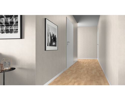 Couloir avec parquet, portes blanches et images encadrées au mur