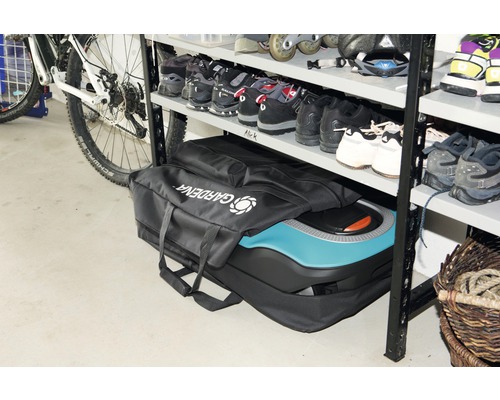 Robot tondeuse Gardena dans un sac de transport sous une étagère avec des chaussures et un vélo