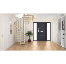 Vue d''un couloir avec escalier en colimaçon, porte d''entrée et armoire