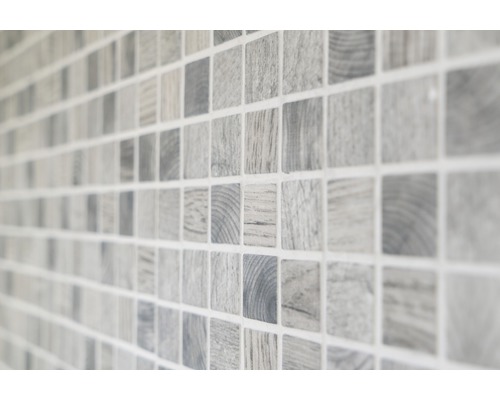 Nahaufnahme von kleinen, quadratischen Mosaikfliesen