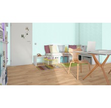 Bureau lumineux avec bureau, chaise et banquette devant un mur