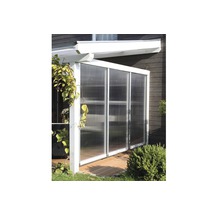 Terrasse couverte avec éléments muraux transparents et terrasse en bois