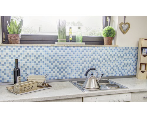 Küchenszene mit blauem Mosaikhintergrund, Teebox, Weinflasche und Kochfeld