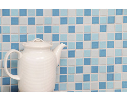Teekanne aus Keramik vor einem Hintergrund aus Mosaikfliesen