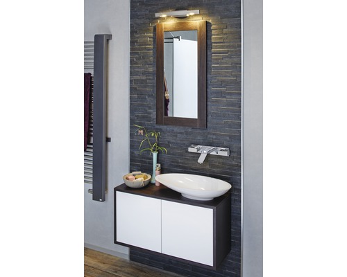 Salle de bains avec meuble-lavabo, miroir et sèche-serviettes