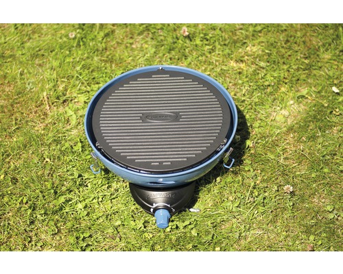 Tragbarer runder Grill auf Rasen