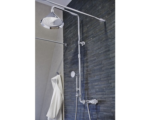 Système de douche avec pomme de tête, douchette à main et mitigeur thermostatique devant un mur