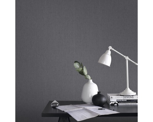 Graue Tapete im Arbeitszimmer mit Tischlampe