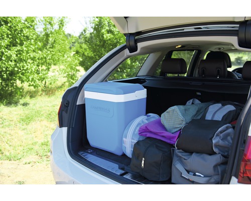 Glacière et bagages dans le coffre d''une voiture