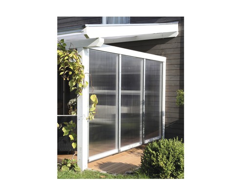 Terrassenüberdachung mit Polycarbonatplatten und Pflanzen