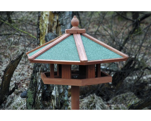Vogelhaus aus Holz mit Futtersäule