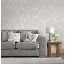 Salon avec canapé et papier peint à motif de branches d''arbres