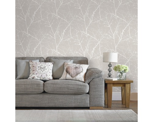 Salon avec canapé et papier peint à motif de branches d''arbres