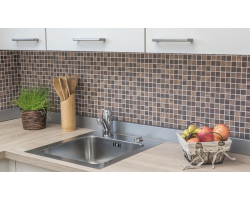 Évier de cuisine avec robinet, décoration et mosaïque