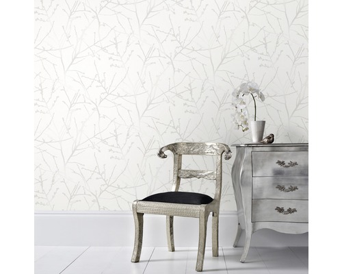 Aménagement intérieur avec papier peint à motifs floraux, commode et chaise