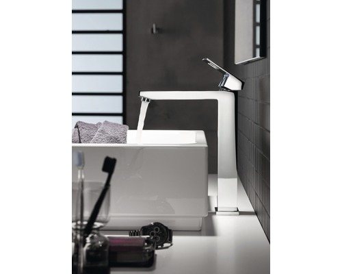 Salle de bain moderne avec lavabo, robinet et eau courante