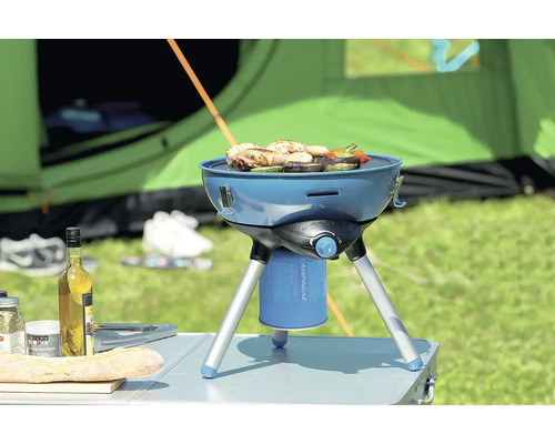 Campinggrill mit Speisen vor einem Zelt