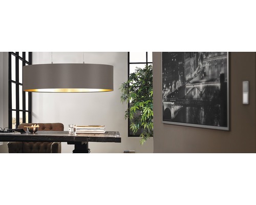 Innenaufnahme eines Esszimmers mit Esstisch, Pendelleuchte und Wandbild