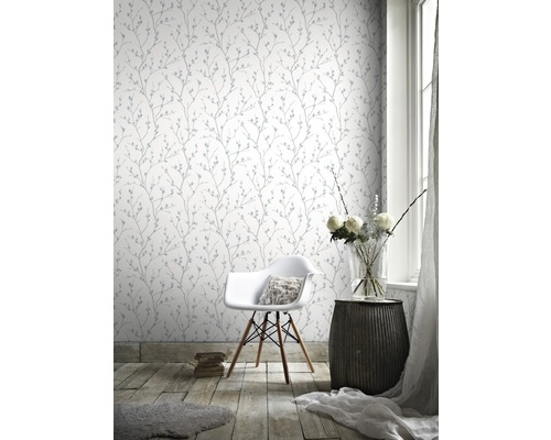 Pièce lumineuse avec papier peint à motifs, chaise et table d''appoint.