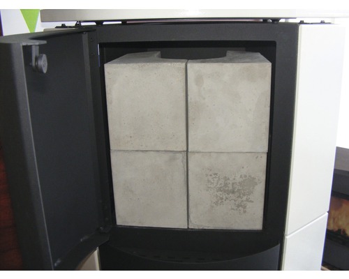 Poêle de cheminée ouvert avec pierres d''accumulation de chaleur