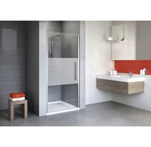 Salle de bains moderne avec cabine de douche, lavabo et espace de rangement