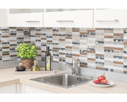 Scène de cuisine avec évier, robinet et carreaux de mosaïque