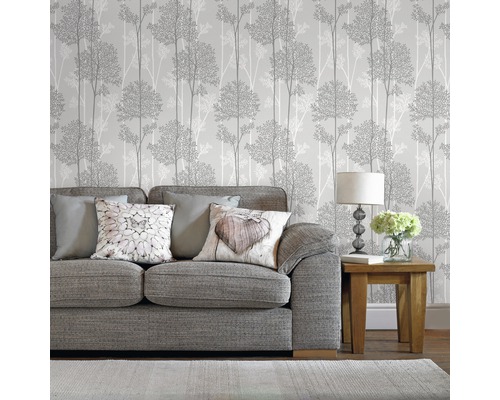 Salon avec papier peint forêt gris, canapé, lampe de table et table en bois