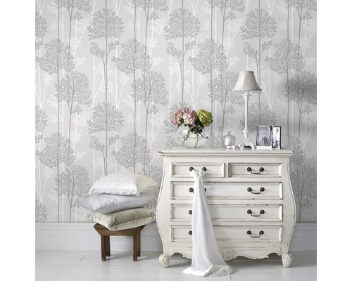 Scène avec papier peint à motifs, commode et éléments décoratifs pour la chambre