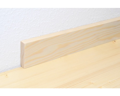 Plinthe en bois contre un mur