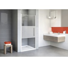 Salle de bain moderne avec cabine de douche, lavabo et tabourets