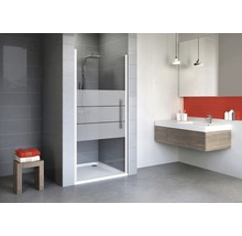 Salle de bain moderne avec cabine de douche, lavabo et serviettes