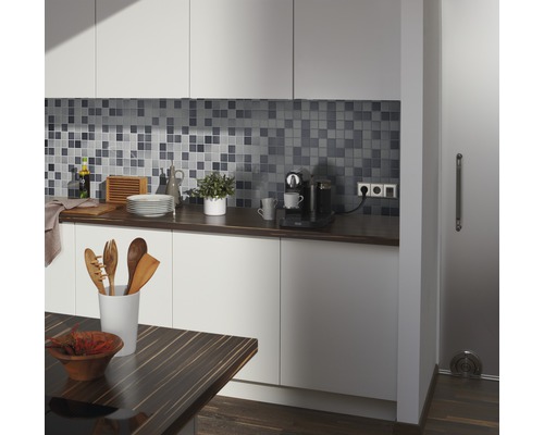 Scène de cuisine avec mosaïque, plan de travail, ustensiles de cuisine et table à manger