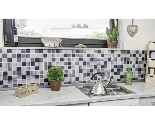 Scène de cuisine avec carreaux carrés en noir et gris, théière et décorations