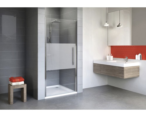 Salle de bains avec cabine de douche, meuble sous-lavabo et miroir