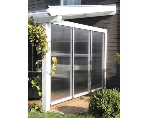 Terrassenüberdachung mit transparenten Wänden und Holzboden