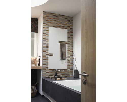 Salle de bains avec baignoire, miroir, carrelage et accessoires de bain pour une ambiance claire et organisée.