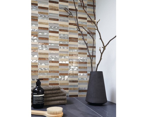 Scène de salle de bains avec mosaïque, serviettes, savon et décoration