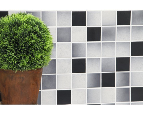 Mur de carreaux de mosaïque avec plante en pot