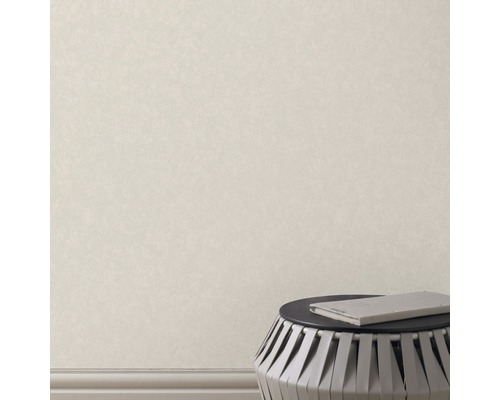 Helle Vliestapete mit dezenter Struktur im Wohnraum