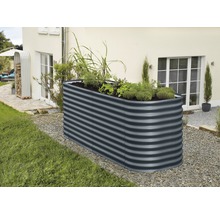 Hochbeet aus Metall mit Pflanzen im Garten