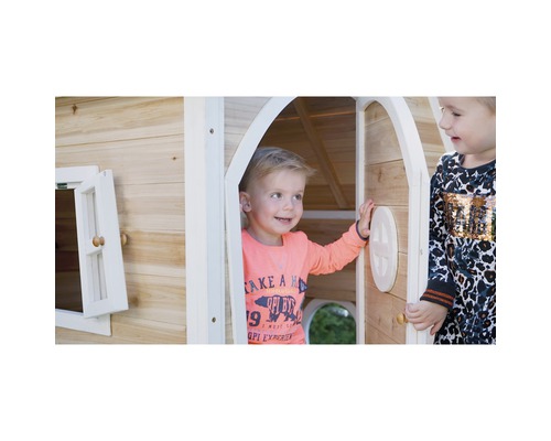 Des enfants jouent dans une cabane en bois avec fenêtre et porte