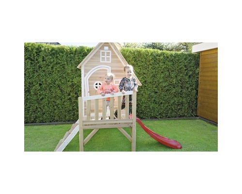 Cabane de jeu avec toboggan et deux enfants dans le jardin