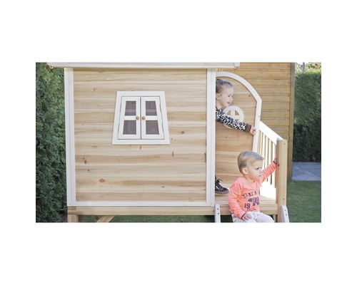 Maisonnette en bois pour enfants avec fenêtre et garde-corps dans le jardin