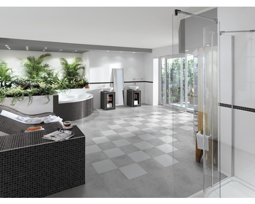 Salle de bain spacieuse avec baignoire, douche et lavabos