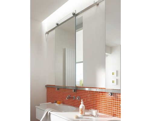 Badezimmer mit verschiebbarem Spiegel, Waschbecken und orangefarbenen Mosaikfliesen