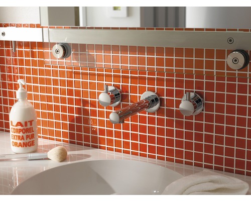 Badezimmer mit orangefarbenen Fliesen, Waschbecken und Armaturen
