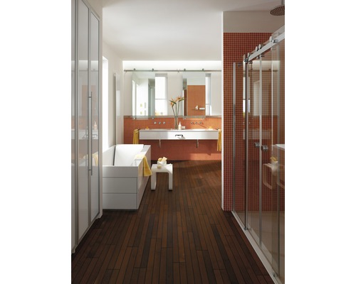 Helles Badezimmer mit Badewanne, Waschbecken, Dusche und Holzfußboden