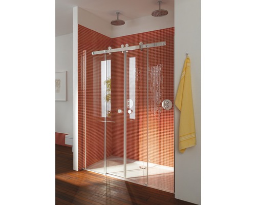 Badezimmer mit Duschkabine aus Glas und rot gefliester Wand