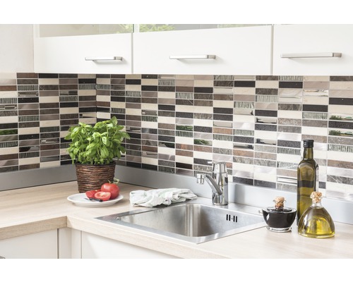 Évier de cuisine avec robinet devant un carrelage mosaïque