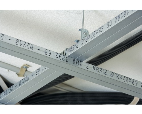 Deckenkonstruktion mit Metallprofilen und flexiblen Rohren